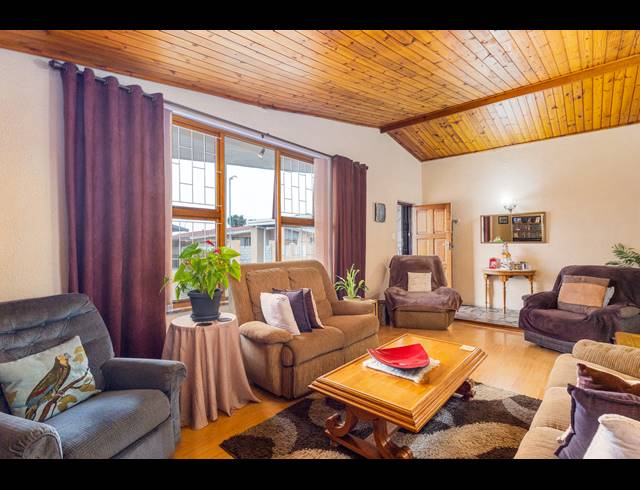 3 BEDROOM FREEHOLD SOLD IN CHURCHILL ESTATE
